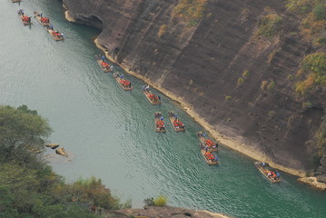 《卖火柴的小女孩》讲了一个什么故事？