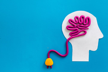 《卖火柴的小女孩》讲了一个什么故事？