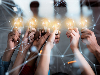 《卖火柴的小女孩》讲了一个什么故事？