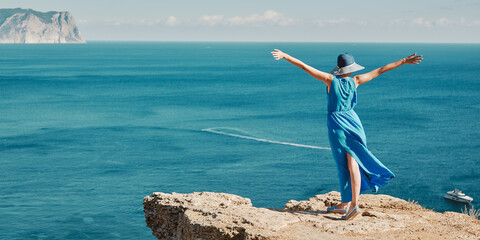 《卖火柴的小女孩》讲了一个什么故事？