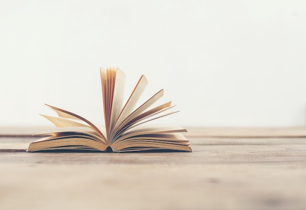 《卖火柴的小女孩》讲了一个什么故事？